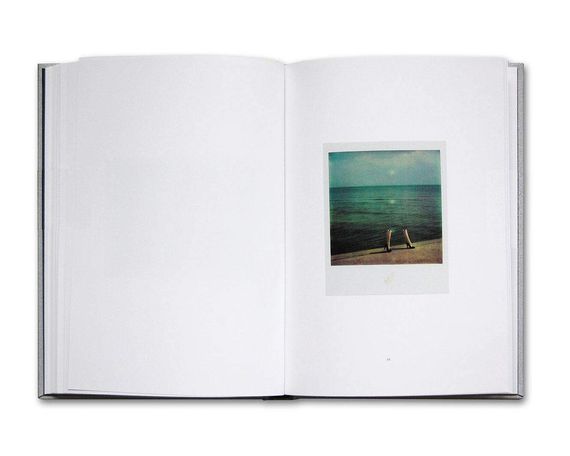 Найкращі фотографи світу книга з роботами Гі Бурдена Guy Bourdin "Polaroids" фотомистецтво книги з ілюстраціями | Зображення 1