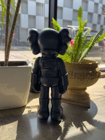 Статуетка Kaws Star Wars Stormtrooper Black дизайнерська фігурка для інтер'єру 70 см чорний kw010 | Зображення 1