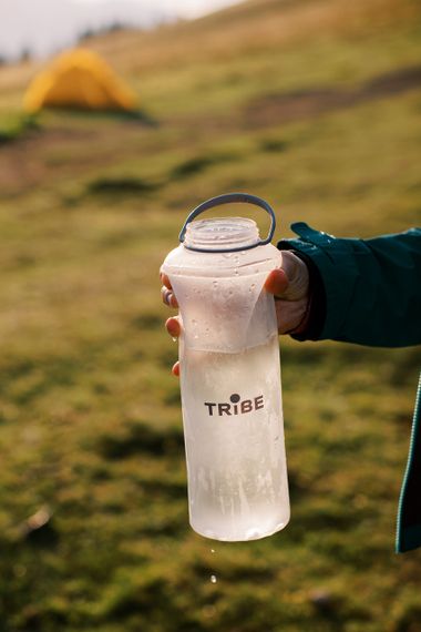 Пляшка м'яка Tribe Soft Bottle 1,5 л Crystal White, велика складана фляга-гідратор туризм, пляшка тріб спорт похід | Зображення 3