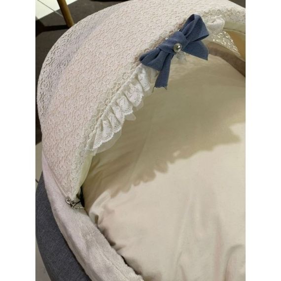 Лежанка люлька для собак Boris House Baby Bassinet с плюшевым матрасом и копюшоном бежевого цвета | Зображення 1