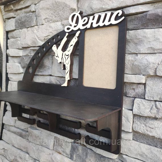 Медальниця з фоторамкою і полицею для кубків  Дерев'яний тримач для медалей Органайзер для нагород карате | Зображення 1