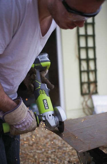 Шліфмашина кутова Ryobi ONE+ R18AG-0 акумуляторна 18 В без АКБ і ЗП | Зображення 2