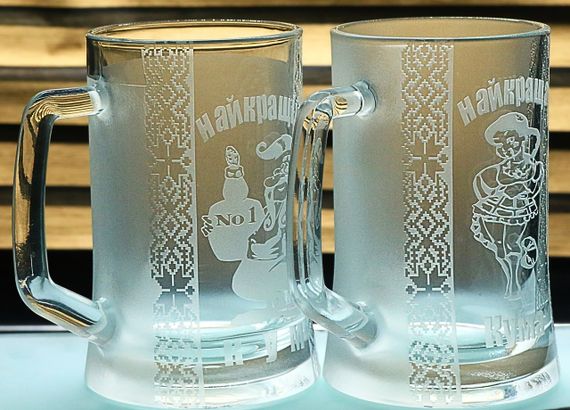 Набір пивних келихів 670 мл Кум та Кума з гравіюванням  Скляні кружки в українському стилі подарунок кумів | Зображення 1