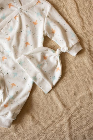 Комплект одягу ромпер кімоно + шапочка принт Птички від народження до 6 міс | Зображення 1