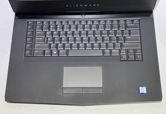 Ігровий ноутбук Dell Alienware 15 R3 / 15.6" (1920x1080) IPS / Intel Core i7-7700HQ (4 (8) ядра по 2.8 - 3.8 GHz) / 16 GB DDR4 / 256 GB SSD + 1000 GB HDD / nVidia GeForce GTX 1070, 8 GB GDDR5, 256-bit / WebCam б/в | Зображення 2