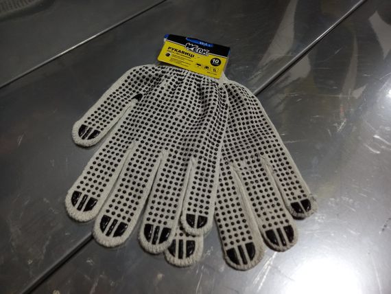 Рукавички трикотажнi ХБ, натур. колiр, чорна ПВХ крапка на дві сторони, оверлок на манжетi синього кольору, р.10 WERK