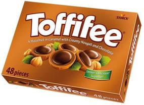 Цукерки шоколадно карамельні в коробці Toffifee 400 г