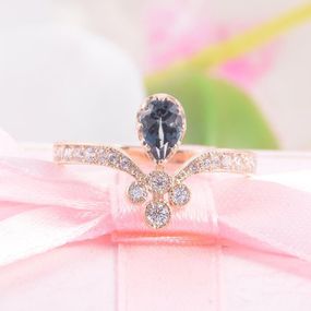 Кольцо из красного золота с топазом London Blue 19