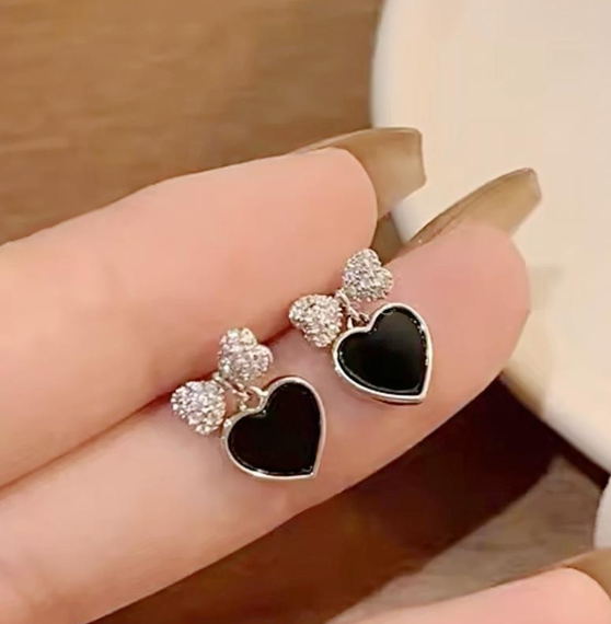 Сережки-сердечки, серёжки с сердечками, серьги с черными сердечками, сережки с камушками