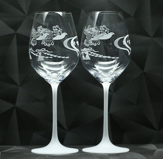 Подарочные бокалы для вина  480 мл с гравировкой надписи ТИ+Я голуби  любимой девушке жене матовая