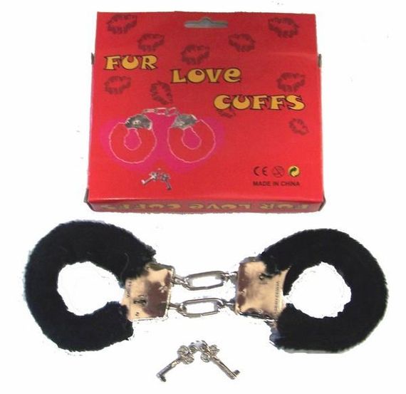 Наручники з хутром Fur Love Cuffs, Black | Зображення 1