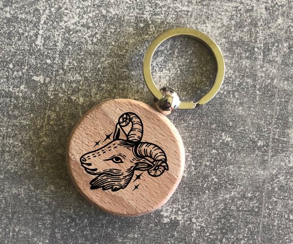 Круглый деревянный брелок с изображением зодиака «Козерог»