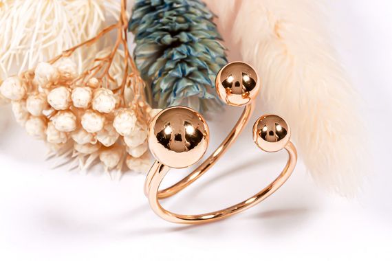 Кольцо из красного  золота с тремя шариками 19