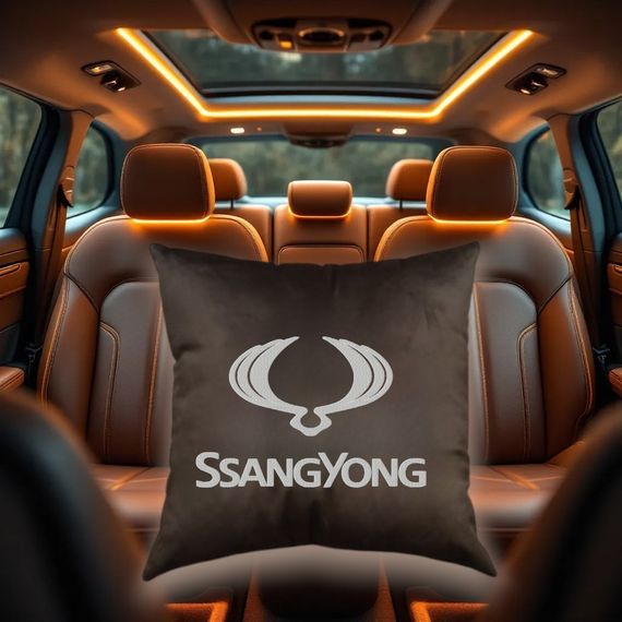 Авто Подушка c вышивкой логотипа марки саньенг SsangYong коричневый автомобилисту 00168