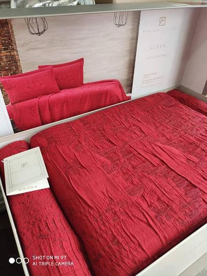 Покрывало(250х260см) с наволочками (60х80см) Pupilla Queen kirmizi Жаккардовое плетение