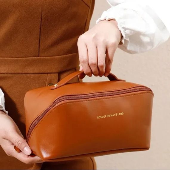 Містка косметичка з діагональною застібкою CosmyCase, коричнева