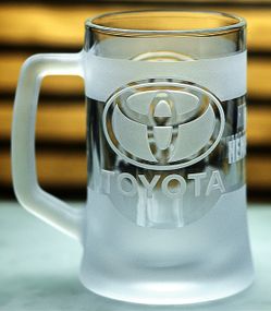 Пивная кружка Toyota Тойота 670 мл с гравировкой Подарок автолюбителю Бокал с логотипом авто и легендарный слоган