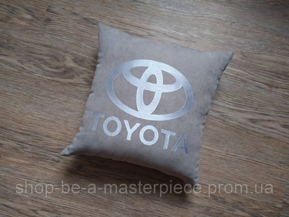 Авто Подушка з вишивкою логотипу марки Тойота Toyota сірий подарунок автомобілісту 00183