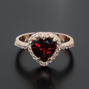 Кольцо из красного золота с гранатом в форме сердца и фианаитами 21.5