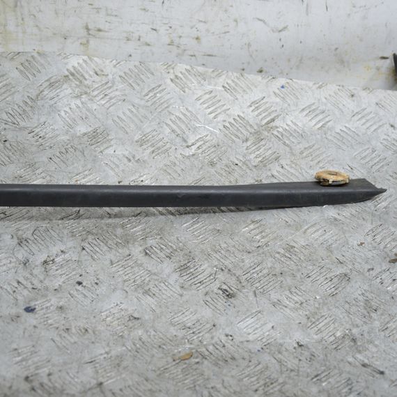 Молдинг скла передній правий Volkswagen Golf VII 2012-2020 накладка лобового скла Фольксваген 5G0854328A | Зображення 2