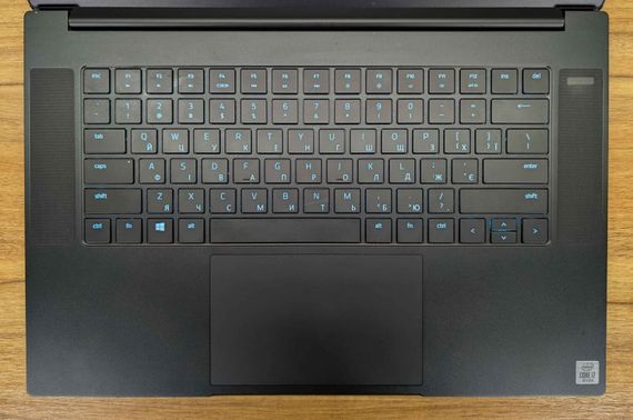 Ігровий ноутбук Razer Blade 15 Base RZ09-0328 / 15.6" (1920x1080) IPS / Intel Core i7-10750H (6 (12) ядер по 2.6 - 5.0 GHz) / 16 GB DDR4 / 512 GB SSD / nVidia GeForce RTX 2070, 8 GB GDDR6, 256-bit / WebCam / HDMI / Windows 10 б/в + Подарунок Миша / USB | Зображення 2