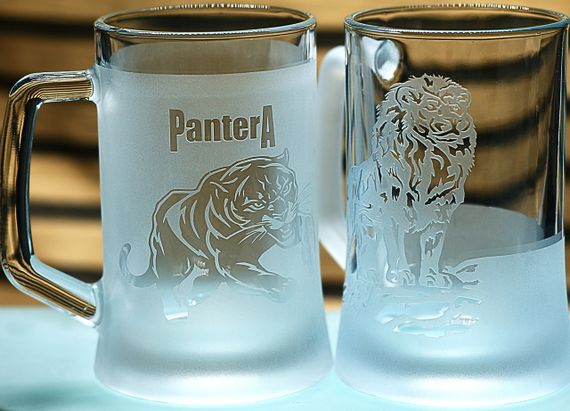 Набір пивних келихів 670 мл для пари Лев та Пантера  подарунок для закоханих  кухлі з гравіюванням  подарунок на річницю  весілля | Зображення 1