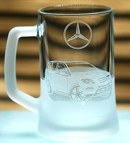 Пивний  келих 670 мл з гравіюванням Мерседес Mercedes ML подарунок для автолюбителя  кухоль для пива з логотипом