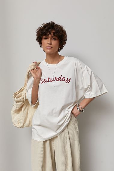 Футболка вільного фасону з написом Saturday - молочний цвет, ONE SIZE (є розміри)