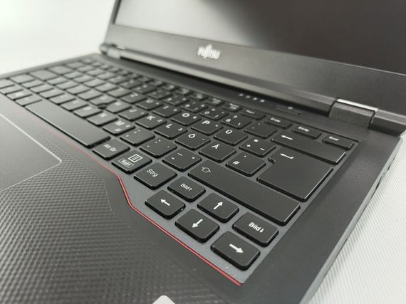 Ноутбук Fujitsu LifeBook E5411 / 14" (1920x1080) IPS / Intel Core i5-1135G7 (4 (8) ядра по 4.2 GHz) / 8 GB DDR4 / 240 GB SSD M.2 / Intel Iris Xe Graphics / WebCam б/у | Зображення 2