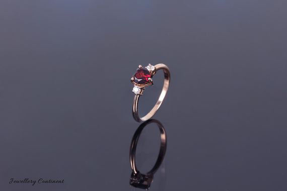 Женское золотое кольцо с гранатом в форме сердца 19 | Зображення 4