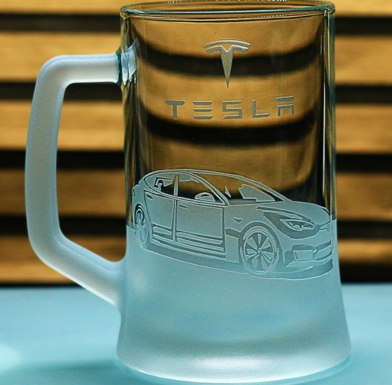 Пивний келих 670 мл з гравіюванням Тесла У Tesla  Y подарунок для автолюбителя кухоль для пива з логотипом