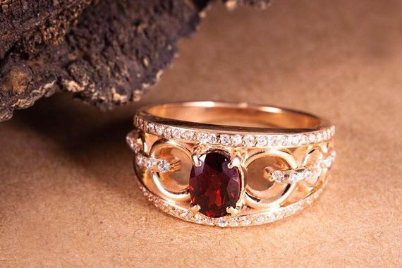 Кольцо из красного золота с гранатом 18.5