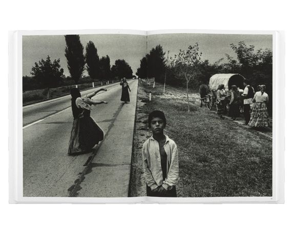 Книги відомих фотографів роботи Йозефа Куделки Josef Koudelka "Koudelka Gypsies" Найкращі фотографи світу | Зображення 3