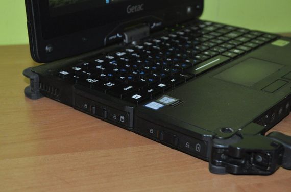 Защищенный нетбук-трансформер Б-класс Getac V110 G4 / 11.6" (1366x768) IPS Touch / Intel Core i7-7500U (2 (4) ядра по 2.7 - 3.5 GHz) / 16 GB DDR4 / 128 GB SSD / Intel HD Graphics 620 / WebCam / Стилус / Windows 11 Pro / Два АКБ б/у + Подарок Флешка 32 GB | Зображення 7