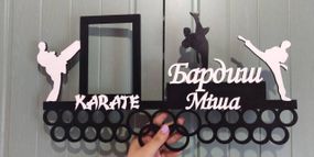 Медальниця карате, тейквондо, айкідо, іменна з поличкою, дерев'яна, тримач для медалей, медальниці