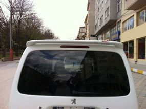 Спойлер anatomic (під фарбування) для Peugeot Partner 1996-2008 років.