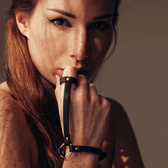 Браслети на зап'ястя та палець MAZE Bijoux Indiscrets чорні, OS | Зображення 2