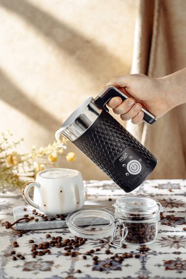 Капучинатор електричний Adler AD 4494 чорний спінювач молока з підігрівом для кави лате капучино какао | Зображення 7