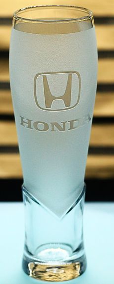 Пивной бокал крафтовый 440 мл с гравировкой Honda подарок для автолюбителя кружку из лого Хонда