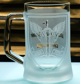 Подарунковий пивний kелих з гравіюванням 670 мл лого шеврону Деса́нтно-штурмові́ війська́  матовий