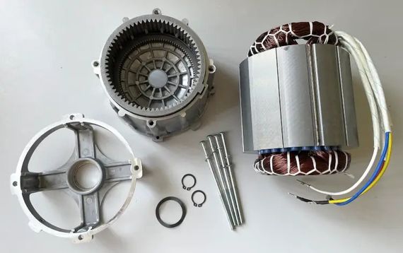 Статор двигуна з корпусом редуктора подрібнювача гілок Makita UD2500 (YA00000700)