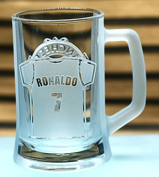 Пивний келих 670 мл Манчестер Юнайтед FC Manchester з гравіюванням подарунок для фаната  футбольний кухоль Роналдо | Зображення 3