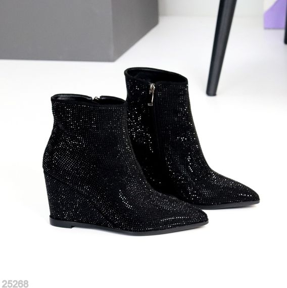 Эффектные черные замшевые ботильоны на танкетке в стразах | Зображення 1