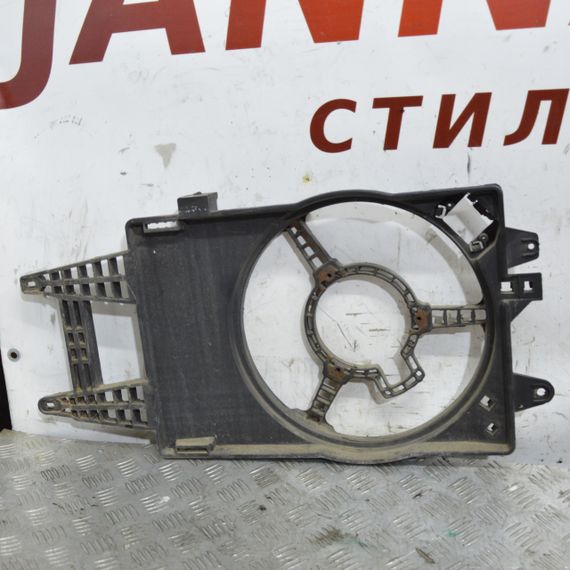 Дифузор вентилятора радіатора 1.4 16V Fiat Idea 2008-2012 Рамка вентилятора Фіат Ідеа 823700600