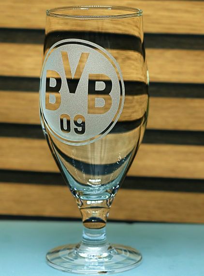 Подарунковий келих для пива соку води на ніжці 500 мл з гравіюванням  лого футбольного клуба ФК Боруссія | Зображення 1