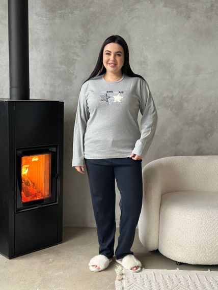 Зручна сіра піжамка PLUS SIZE із зірочками та чорними штанами з мікрофлісу | Зображення 1