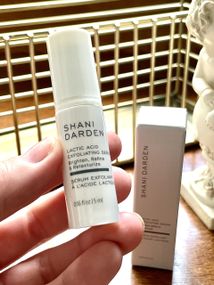 Розгладжуюча сироватка SHANI DARDEN SKIN CARE LACTIC ACID EXFOLIATING SERUM 5 мл
