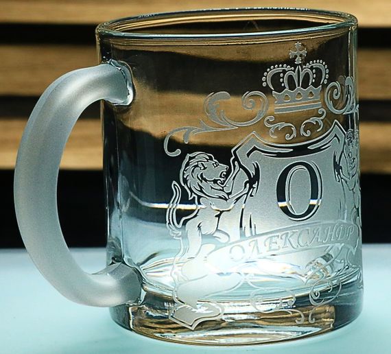 Іменна скляна чашка 320 мл Олександр з гравіюванням  кружка з гербом короною та левами | Зображення 1