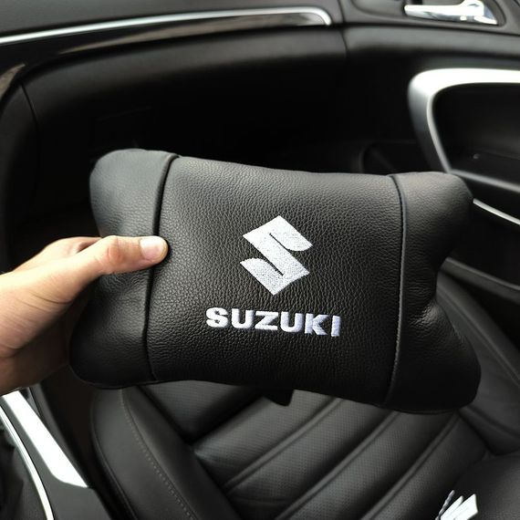 Набір шкіряних подушок Suzuki з вишивкою логотипу + брелок у подарунок для авто | Зображення 2