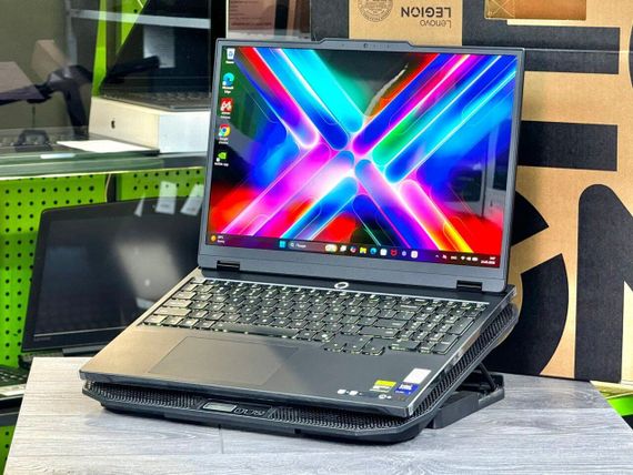 Игровой ноутбук Lenovo Legion 5 15IAX10 / 15.1" (2560x1600) OLED / Intel Core Ultra 7 255HX (20 ядер по 2.4 - 5.2 GHz) / 16 GB DDR5 / 1000 GB SSD NVMe / nVidia GeForce RTX 5060, 8 GB GDDR7, 128-bit / WebCam / Win 11 Home б/у | Зображення 3